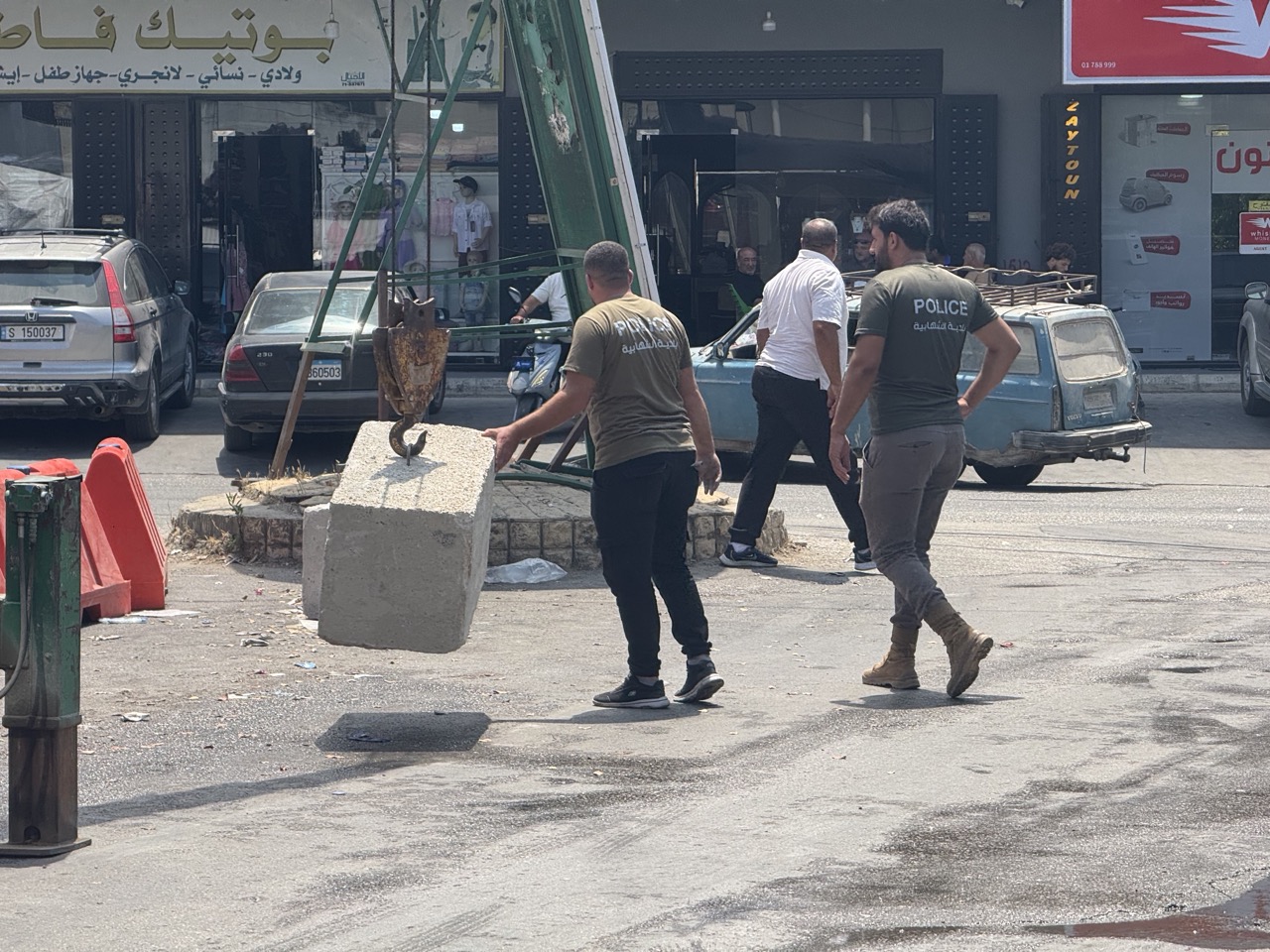 تثبيت حواجز إسمنتية