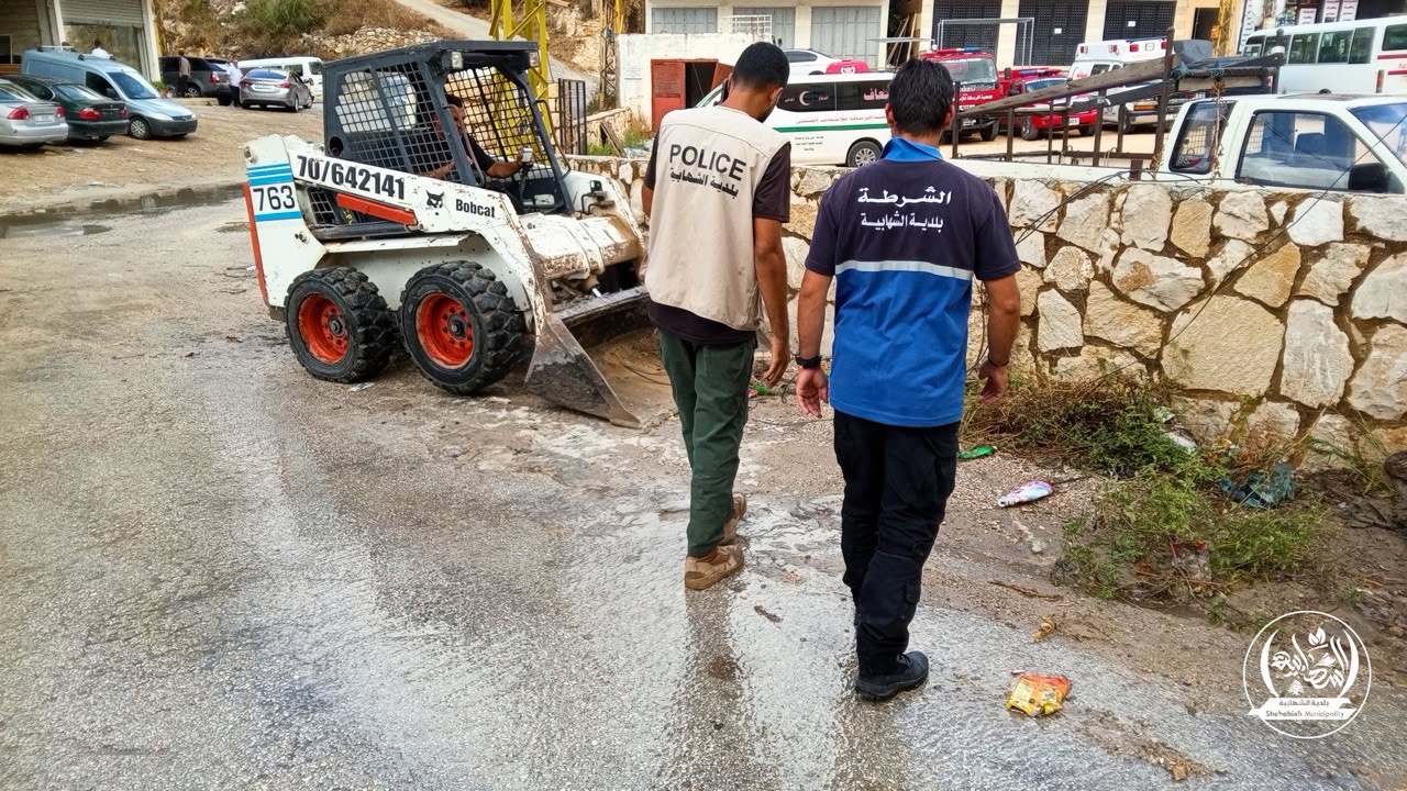 تنظيف مجاري تصريف مياه الأمطار في أحياء الشهابية