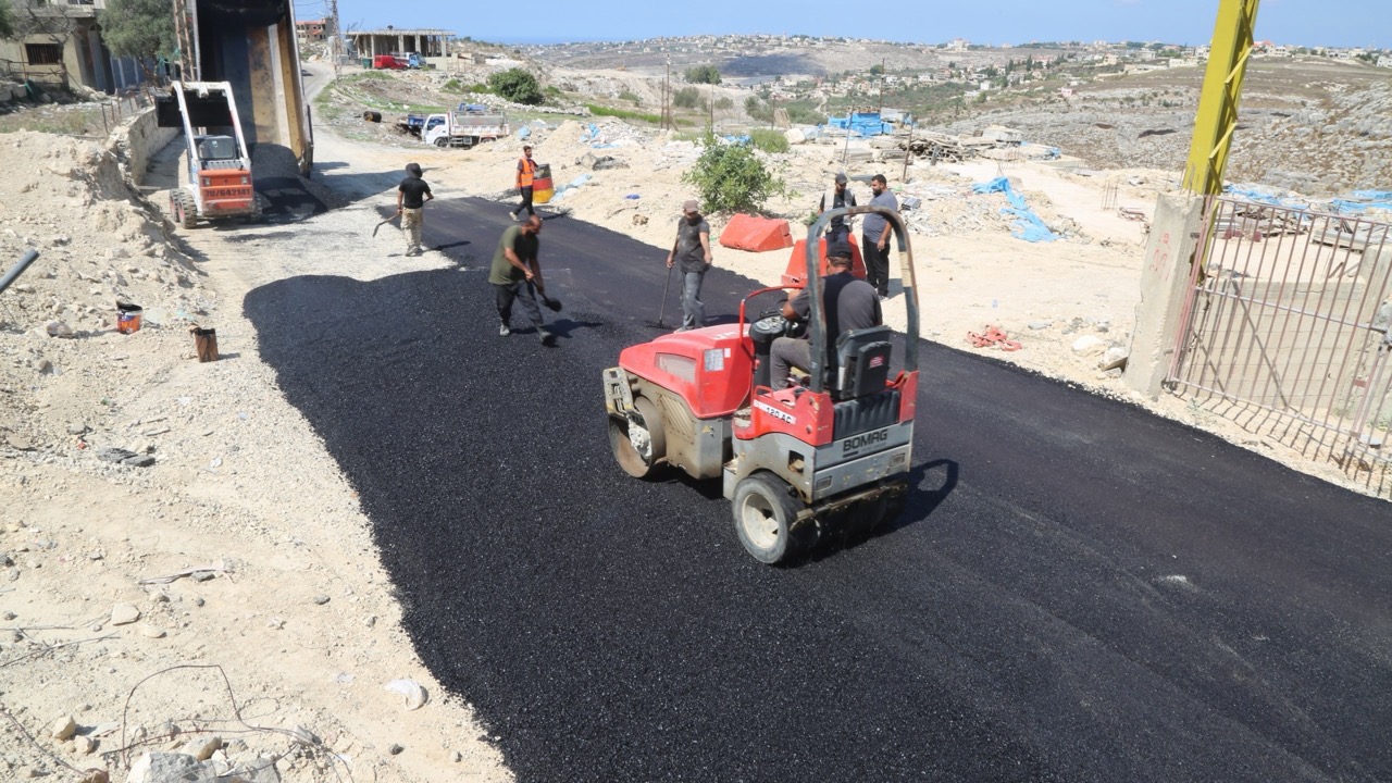 نجاز أعمال تعبيد طريق أرض الغرب وكرم الجل