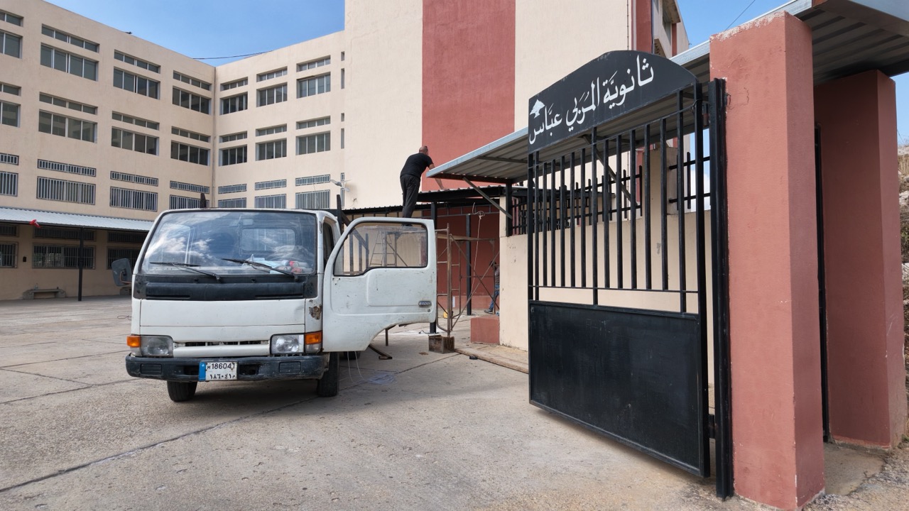 بلدية الشهابية تركّب مظلّة حديدية في ثانوية المربي عباس أيوب الرسمية